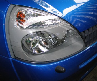 comment laver phare clio 2